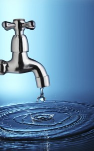cómo ahorrar agua en una empresa