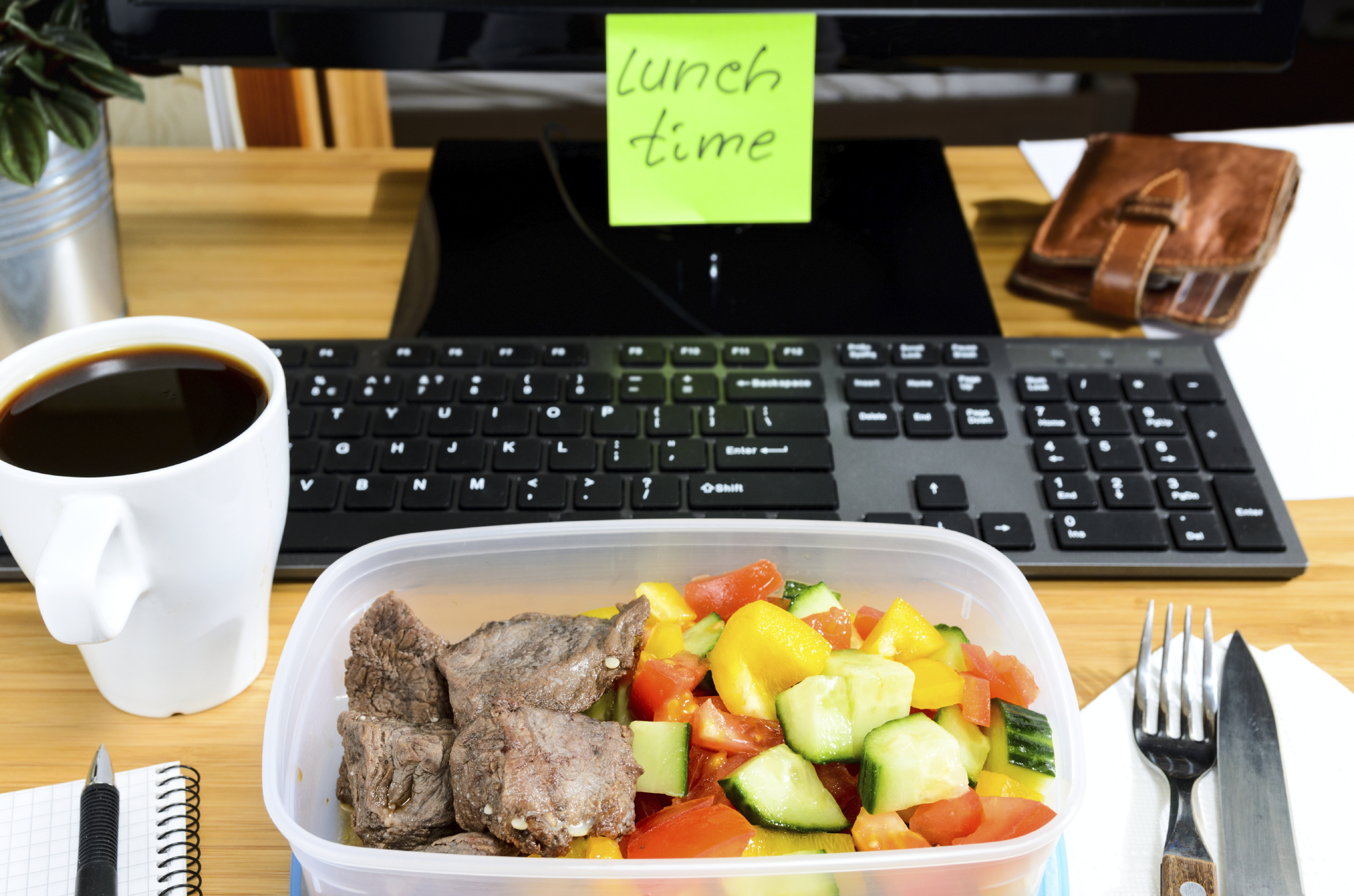 Бизнес ланч в офис. Еда в офисе. Обед. Питание в офисе. Завтрак в офисе.